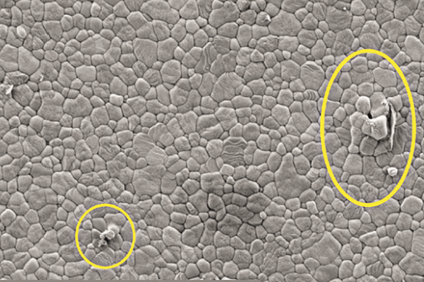 B. Zirconia khác - tạp chất và lỗ rỗ